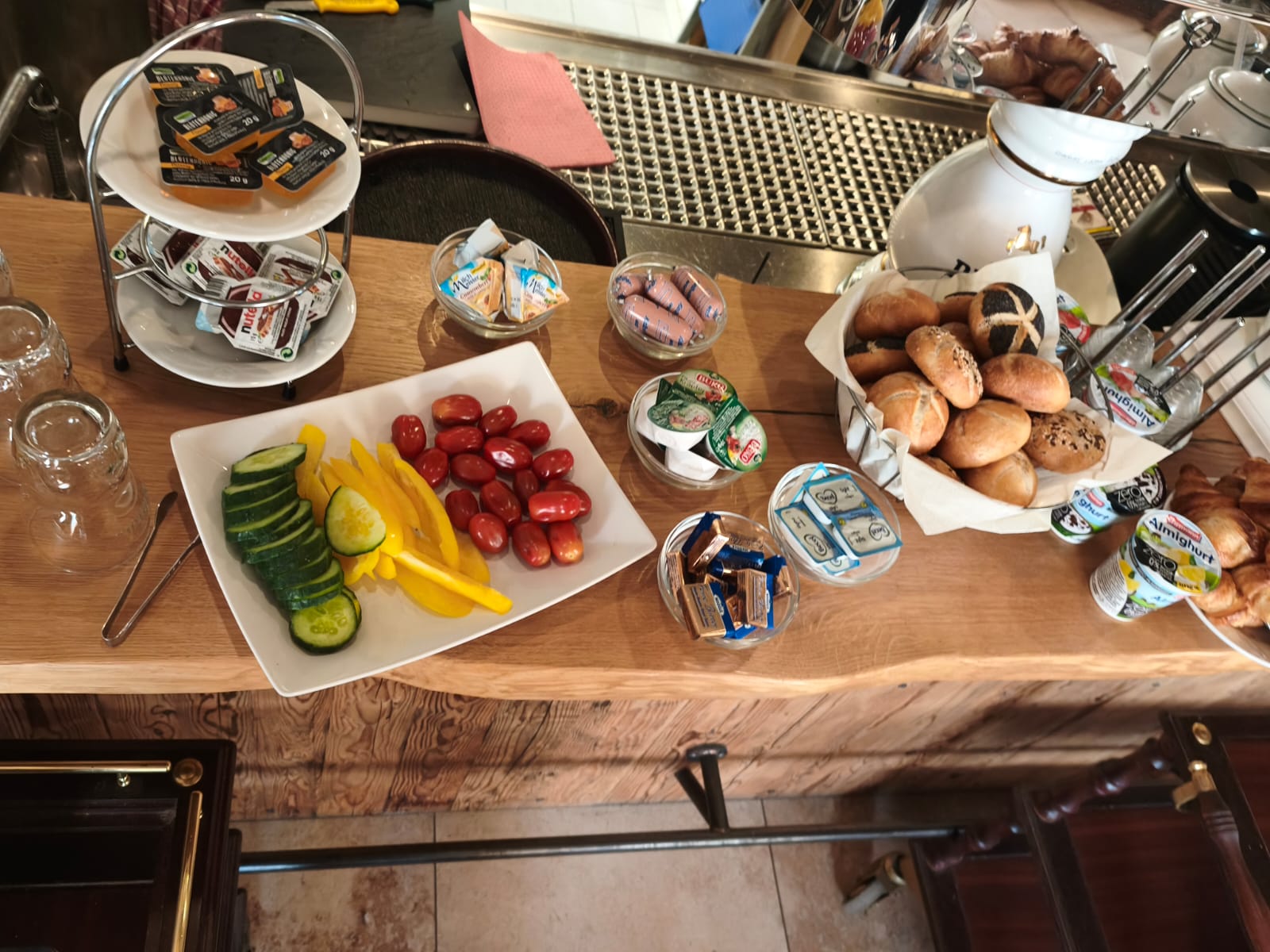 Frische Brötchen und Buffet