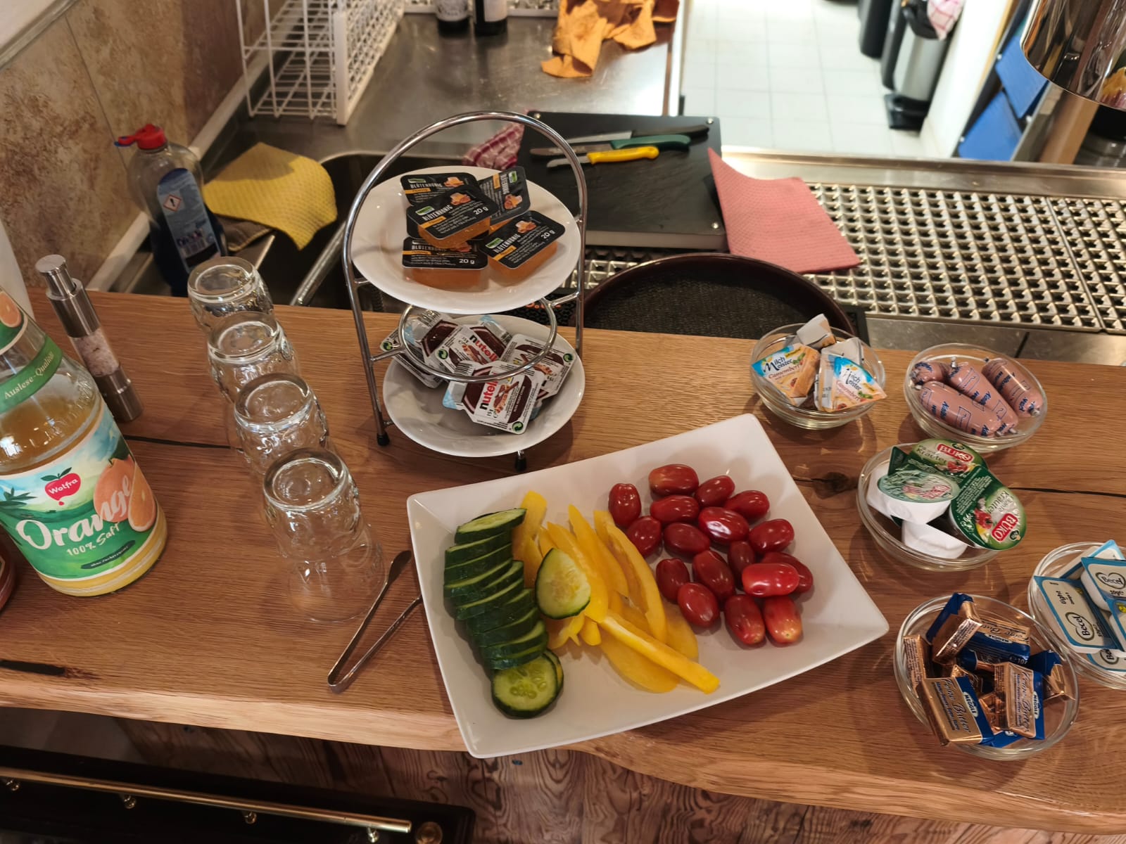 Frühstücksbuffet mit Säften und Gemüse