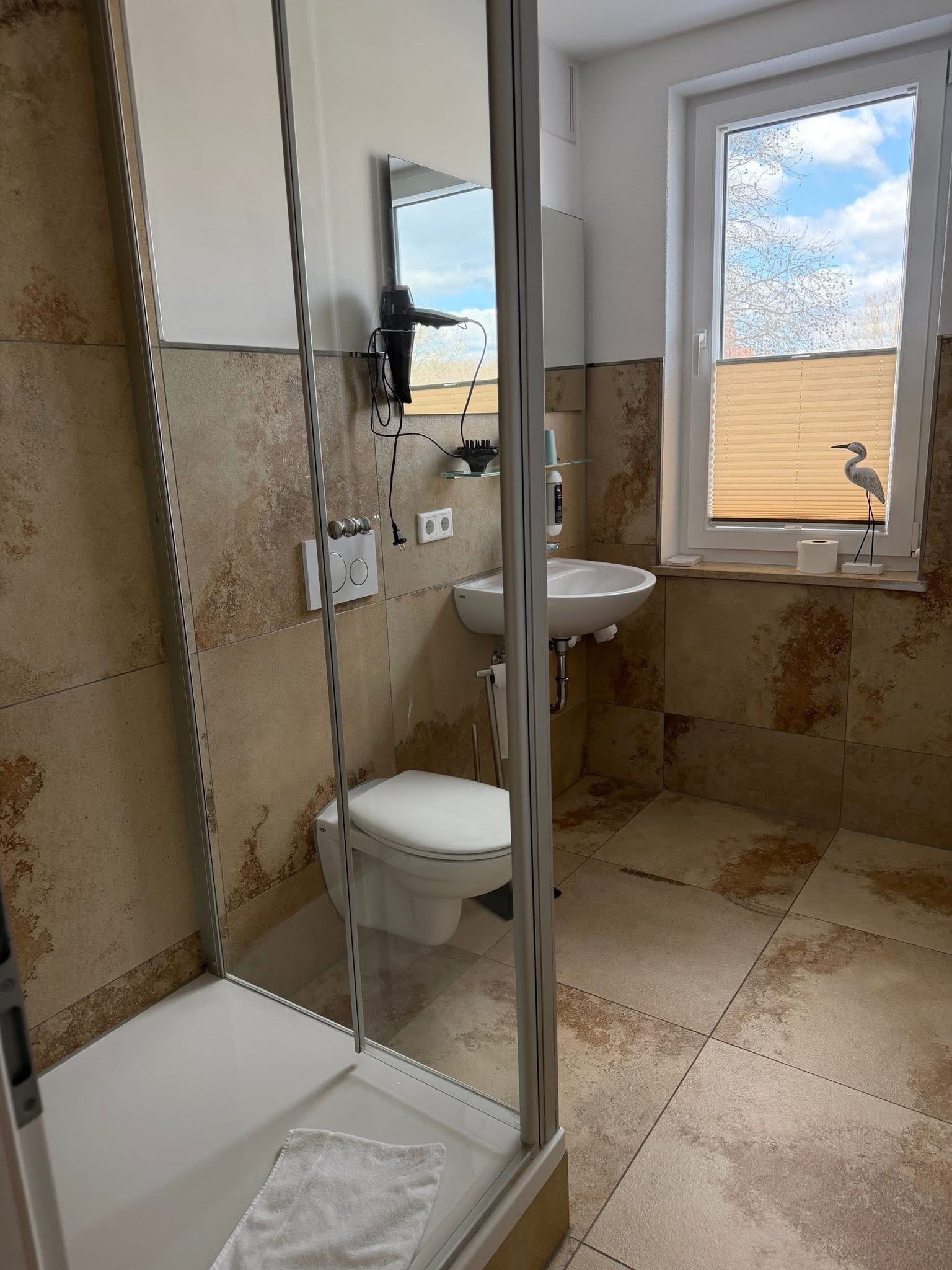 Badezimmer mit Dusche